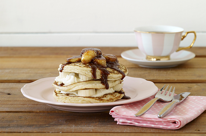 Delicious-gluten-free-hotcake-recipe-for-breakfast-with-caramel-sauce-and-grilled-banana